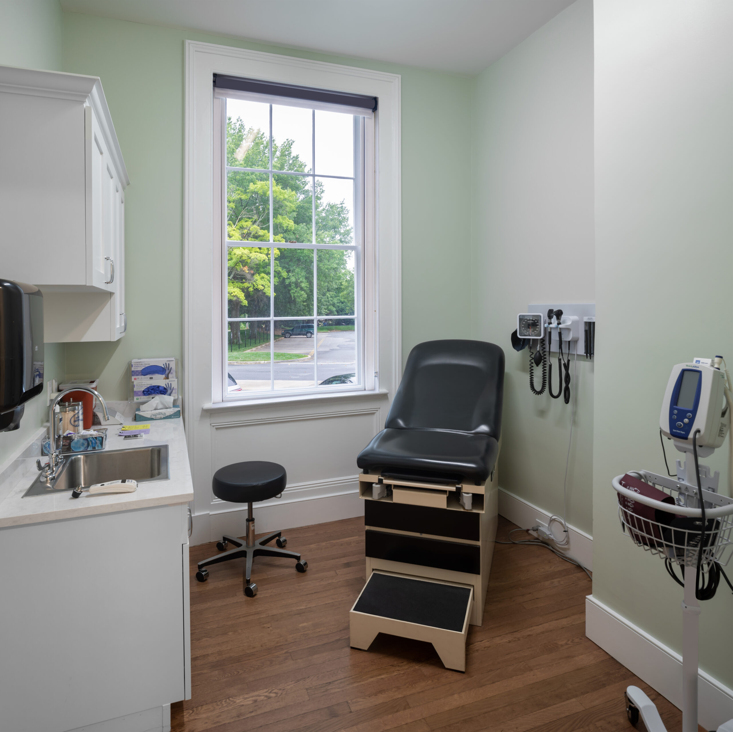 Image of a patient room within Wofford College Wellness Center