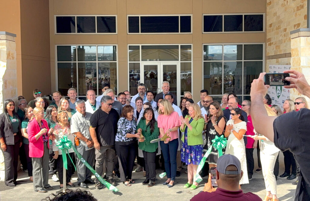 Community Health Center Uvalde ribbon cutting